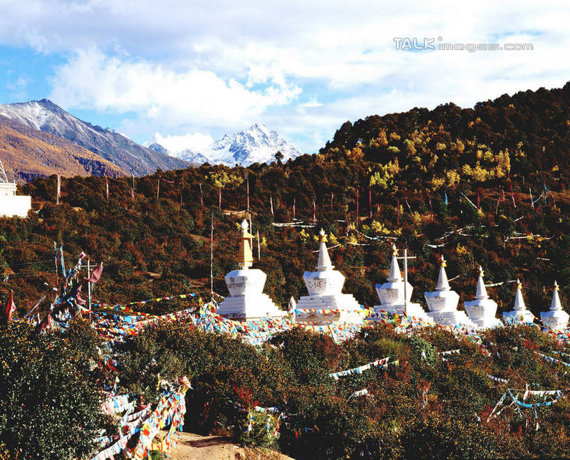 无人,寺庙,横图,室外,白天,正面,旅游,度假,石头,名胜古迹,山,山脉,树林,植物,标志建筑,地标,建筑,旗帜,中国,亚洲,阴影,节日,遗迹,光线,石子,影子,山峰,云,云朵,山峦,燃烧,云彩,古迹,文化,文物,娱乐,旗子,建设,古建筑,飞来寺,云南,经幡,树,树木,蓝色,绿色,白云,蓝天,天空,阳光,自然,香火,庙宇,群山,天,祈祷,享受,休闲,健康,旅游胜地,放松,许愿,宗教,信仰,生长,晴朗,成长,纪念,祈求,古文明,东亚,云南省,曲靖市,曲靖,风马旗,中华人民共和国,西南地区,旌旗,旗号,滇,平安,石块,岩石,晴空,彩图,庙,寺,师宗,师宗县,shcm1