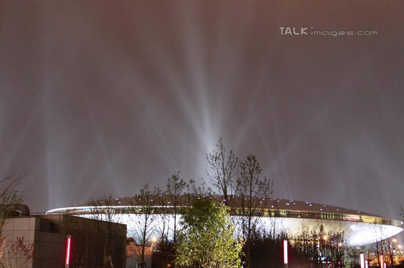 东方人,站,横图,室外,夜晚,仰视,度假,美景,植物,城市风光,标志建筑,城市,地标,建筑,路灯,夜景,照明,上海,中国,亚洲,行人,游客,游人,阴影,服装,光线,影子,景观,灯光,许多人,休闲装,黄种人,娱乐,建设,路人,旅客,灯,树,树木,衣服,绿色,自然,站着,一群人,享受,休闲,休闲服,世博文化中心,上海世博馆,世博馆,上海世博会,世博,世博会,景色,放松,服饰,生长,成长,照亮,申,照明设备,东亚,世博园,上海市,中华人民共和国,沪,华东地区,过客,男人,男性,年轻男性,年轻女性,女人,女性,亚洲人,站立,半身,彩图,低角度拍摄,shcy1