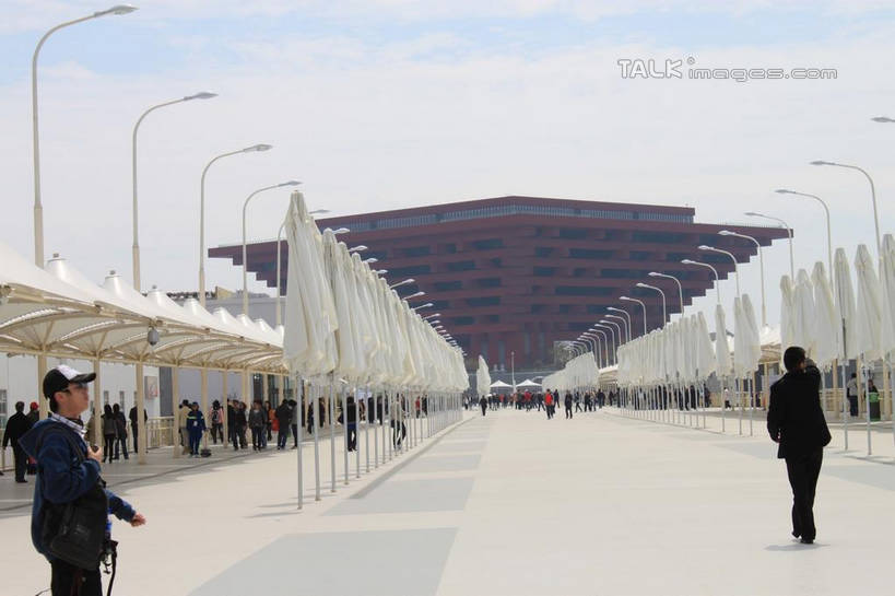 东方人,站,横图,室外,白天,正面,度假,美景,城市风光,标志建筑,城市,地标,建筑,路灯,帽子,照明,上海,中国,亚洲,一排,行人,游客,游人,服装,整齐,景观,云,云朵,灯光,许多人,云彩,休闲装,黄种人,娱乐,建设,运动帽,路人,旅客,灯,排列,衣服,蓝色,白云,蓝天,天空,天,站着,一群人,享受,休闲,休闲服,上海世博馆,世博馆,中国国家馆,上海世博会,世博,世博会,鸭舌帽,景色,放松,服饰,晴朗,照亮,申,照明设备,队列,中国馆,东亚,世博园,上海市,中华人民共和国,沪,华东地区,过客,男人,男性,年轻男性,年轻女性,女人,女性,亚洲人,晴空,站立,半身,彩图,shcy1