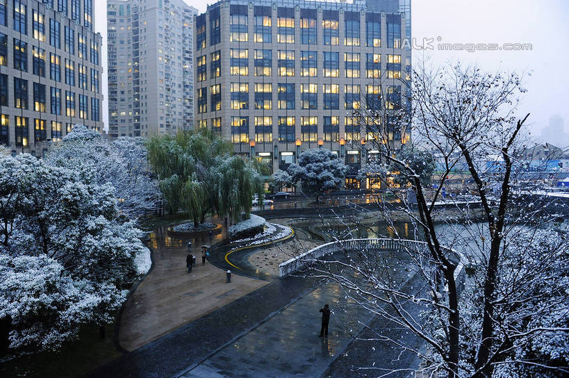 无人,高楼大厦,横图,俯视,室外,白天,度假,美景,雪,植物,大雪,城市风光,城市,大厦,建筑,路灯,摩天大楼,照明,上海,中国,亚洲,阴影,光线,影子,积雪,景观,雪景,冬季,冬天,灯光,娱乐,建设,灯,树,树木,绿色,自然,人工湖,享受,休闲,景色,放松,寒冷,生长,成长,新天地,照亮,申,照明设备,卢湾区,东亚,太平湖,上海市,中华人民共和国,沪,华东地区,严寒,上海新天地,彩图,高角度拍摄,大楼,高层建筑,高楼,摩天楼,shgcy1