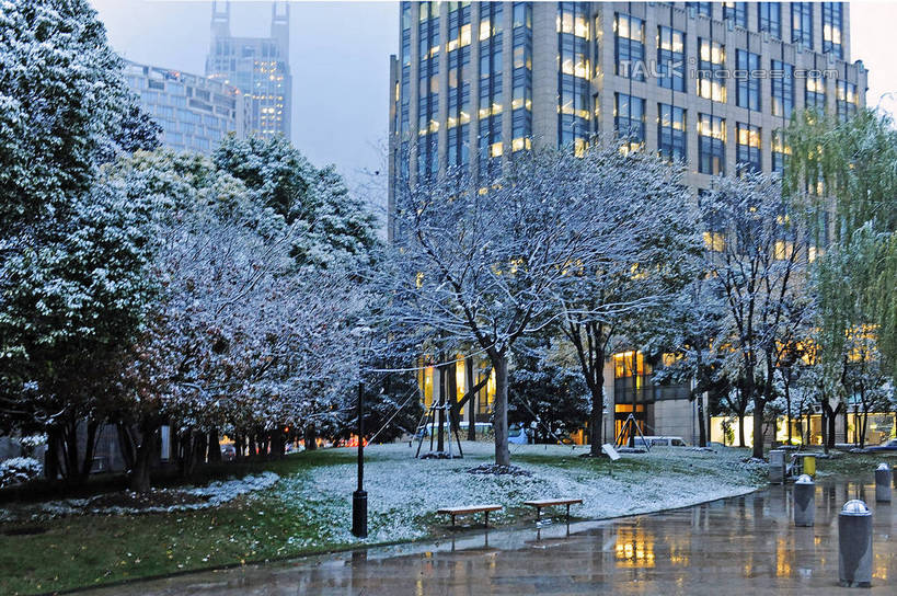 无人,高楼大厦,横图,室外,白天,正面,度假,美景,雪,植物,大雪,城市风光,城市,大厦,建筑,路灯,摩天大楼,照明,上海,中国,亚洲,阴影,光线,影子,积雪,景观,雪景,冬季,冬天,灯光,娱乐,建设,灯,树,树木,绿色,自然,人工湖,享受,休闲,景色,放松,寒冷,生长,成长,新天地,照亮,申,照明设备,卢湾区,东亚,太平湖,上海市,中华人民共和国,沪,华东地区,严寒,上海新天地,彩图,大楼,高层建筑,高楼,摩天楼,shgcy1