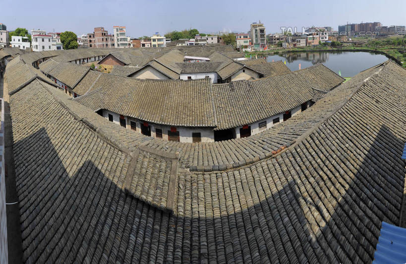 无人,家,横图,室外,白天,正面,旅游,度假,湖,湖泊,名胜古迹,水,植物,标志建筑,地标,建筑,中国,亚洲,阴影,遗迹,光线,瓦片,影子,房屋,屋顶,屋子,湖面,水流,水面,顶棚,瓦,古迹,文物,娱乐,建设,古建筑,楼房,住宅,树,树木,蓝色,绿色,蓝天,天空,阳光,自然,湖水,天,享受,休闲,旅游胜地,放松,建造,生长,晴朗,成长,古文明,东亚,屋瓦,广东,广东省,梅州,万里无云,中华人民共和国,华南地区,粤,梅州市,晴空,晴空万里,彩图,房子,shgcy1