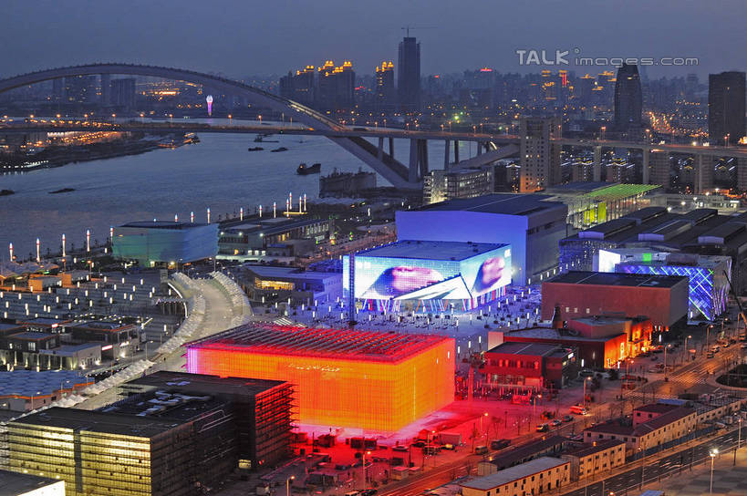 无人,高楼大厦,横图,俯视,航拍,彩色,室外,夜晚,度假,河流,美景,水,城市风光,标志建筑,城市,大桥,大厦,地标,建筑,立交桥,摩天大楼,霓虹灯,桥梁,夜景,上海,中国,亚洲,阴影,光线,影子,河水,景观,水流,高架,斜拉桥,桥,灯光,七彩,娱乐,光源,建设,黄浦江,浦东,霓虹,灯,享受,休闲,卢浦大桥,上海世博馆,世博馆,石油馆,上海世博会,世博,世博会,景色,放松,申,照明设备,鸟瞰,浦西,东亚,世博园,城市足迹馆,中国铁路馆,上海市,中华人民共和国,沪,华东地区,氖灯,彩图,高角度拍摄,大楼,高层建筑,高楼,摩天楼,中国石油馆,shgcy1