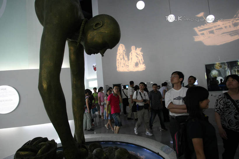 东方人,站,走,横图,室内,白天,正面,旅游,度假,标志建筑,地标,建筑,相机,雕塑,上海,中国,亚洲,行人,游客,游人,服装,艺术,装饰,雕刻,雕像,墨镜,眼镜,墙,许多人,注视,休闲装,黄种人,娱乐,建设,路人,旅客,墙壁,墙面,拍照,衣服,数码相机,太阳镜,太阳眼镜,工艺品,观察,看,站着,一群人,享受,休闲,休闲服,上海世博馆,世博馆,上海世博会,世博,世博会,遮阳镜,旅游胜地,放松,摄影,服饰,观看,纪念,美术,申,察看,关注,主题,陈列,东亚,世博园,上海市,中华人民共和国,沪,华东地区,功能,美学,过客,男人,男性,年轻男性,年轻女性,女人,女性,亚洲人,照相机,步行,散步,站立,走路,半身,彩图,照相,shgzq1