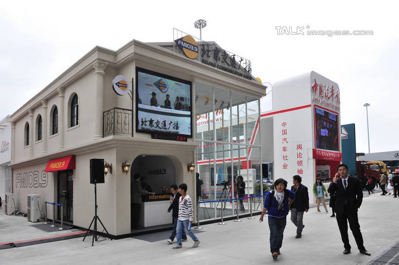 东方人,前台,走,横图,室外,白天,正面,旅游,度假,植物,窗户,落地窗,桌子,标志建筑,地标,建筑,旗帜,上海,中国,亚洲,行人,游客,游人,阴影,服装,光线,盆栽,影子,办公桌,盆景,许多人,注视,休闲装,黄种人,娱乐,旗子,建设,浦东,路人,旅客,玻璃窗,衣服,蓝色,绿色,蓝天,天空,阳光,自然,天,观察,看,一群人,享受,休闲,休闲服,服务台,旅游胜地,放松,服饰,生长,晴朗,成长,观看,申,察看,双手插袋,关注,手插袋,浦东新区,东亚,上海新国际博览中心,上海市,龙阳路,万里无云,中华人民共和国,沪,华东地区,双手抄兜,双手放兜,旌旗,旗号,过客,男人,男性,年轻男性,年轻女性,女人,女性,亚洲人,晴空,晴空万里,步行,插兜,两手抄兜,两手放兜,散步,手插兜,手放口袋,走路,彩图,全身,帮助台,呼叫台,手抄兜,shlbh1