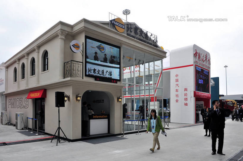 东方人,前台,走,横图,室外,白天,正面,旅游,度假,植物,窗户,落地窗,桌子,标志建筑,地标,建筑,旗帜,上海,中国,亚洲,行人,游客,游人,阴影,服装,光线,盆栽,影子,办公桌,盆景,许多人,注视,休闲装,黄种人,娱乐,旗子,建设,浦东,路人,旅客,玻璃窗,衣服,蓝色,绿色,蓝天,天空,阳光,自然,天,观察,看,一群人,享受,休闲,休闲服,服务台,旅游胜地,放松,服饰,生长,晴朗,成长,观看,申,察看,双手插袋,关注,手插袋,浦东新区,东亚,上海新国际博览中心,上海市,龙阳路,万里无云,中华人民共和国,沪,华东地区,双手抄兜,双手放兜,旌旗,旗号,过客,男人,男性,年轻男性,年轻女性,女人,女性,亚洲人,晴空,晴空万里,步行,插兜,两手抄兜,两手放兜,散步,手插兜,手放口袋,走路,半身,彩图,帮助台,呼叫台,手抄兜,shlbh1