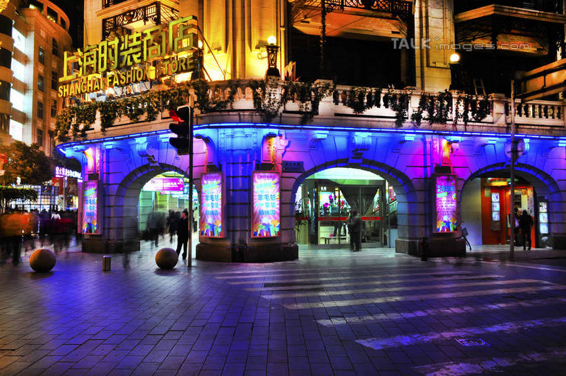 东方人,商店,走,横图,室外,夜晚,正面,旅游,度假,安全,草地,草坪,植物,标志建筑,道路,地标,建筑,路,人行横道,夜景,公路,照明,上海,中国,亚洲,行人,游客,游人,阴影,服装,光线,壁灯,影子,红绿灯,人行道,灯光,信号灯,交通,许多人,注视,休闲装,黄种人,娱乐,建设,商铺,路人,旅客,灯,草,衣服,绿色,灯具,药店,南京路,观察,看,一群人,享受,休闲,休闲服,旅游胜地,放松,警示,服饰,南京路步行街,药房,观看,照亮,申,察看,照明设备,关注,提示,人行横道线,流通,黄浦区,东亚,上海市第一医药商店,上海市,交通信号灯,行人信号灯,中华人民共和国,沪,华东地区,市肆,商号,过客,男人,男性,年轻男性,年轻女性,女人,女性,亚洲人,斑马线,马路,步行,散步,走路,半身,彩图,店铺,shlbh1