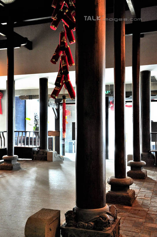 无人,竖图,室内,白天,正面,旅游,度假,绘画,标志建筑,地标,建筑,哺乳动物,野生动物,狮子,鞭炮,雕塑,一排,吊挂,悬挂,艺术,整齐,装饰,雕刻,雕像,浮雕,柱子,挂,文化,娱乐,建设,排列,动物,工艺品,享受,休闲,旅游胜地,放松,纪念,华丽,修饰,美术,点缀,队列,主题,凶猛,陈列,功能,美学,衬托,美观,雅致,雅观,残暴,凶残,爆竿,爆仗,爆竹,鞭爆,炮仗,画画,彩图,shlyb1