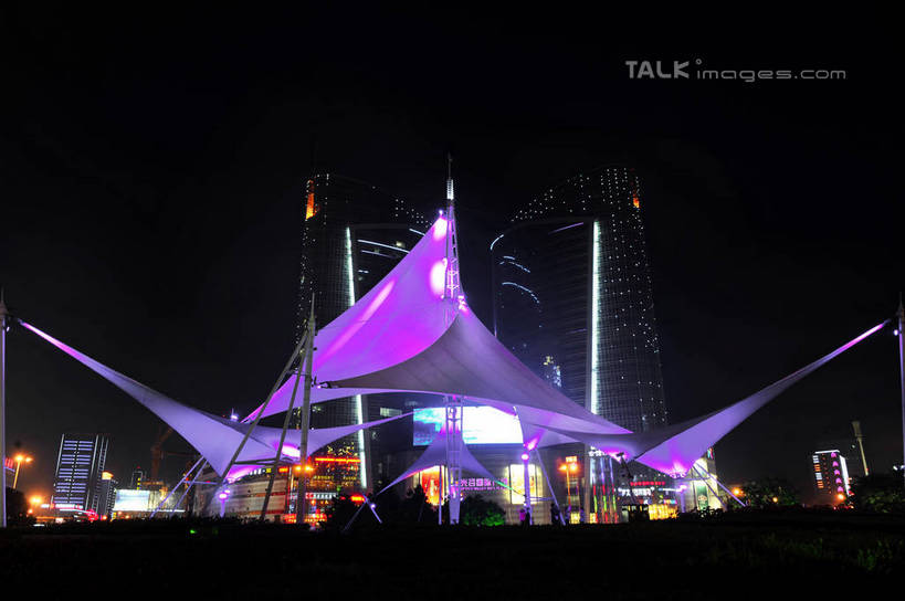 东方人,高楼大厦,站,横图,彩色,室外,夜晚,仰视,度假,美景,城市风光,城市,大厦,建筑,摩天大楼,霓虹灯,夜景,武汉,中国,亚洲,行人,游客,游人,阴影,服装,光线,影子,景观,灯光,七彩,许多人,注视,休闲装,黄种人,娱乐,光源,建设,霓虹,路人,旅客,灯,衣服,观察,看,站着,一群人,享受,休闲,休闲服,景色,放松,服饰,观看,察看,照明设备,关注,东亚,湖北,湖北省,中国光谷,武汉市,中华人民共和国,省会,氖灯,华中地区,鄂,过客,男人,男性,年轻男性,年轻女性,女人,女性,亚洲人,站立,半身,彩图,低角度拍摄,大楼,高层建筑,高楼,摩天楼,洪山,洪山区,江夏,江夏区,武汉东湖新技术产业开发区,武汉光谷,shlyb1