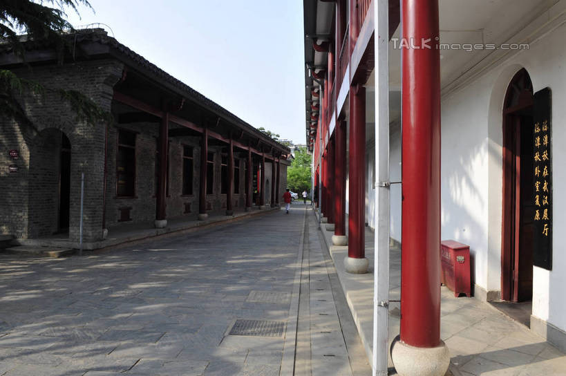 无人,家,横图,室外,白天,正面,旅游,度假,美景,植物,城市风光,标志建筑,城市,地标,建筑,武汉,中国,亚洲,一排,阴影,整齐,光线,影子,柱子,房屋,屋子,景观,公寓,娱乐,建设,洋房,楼房,住宅,树,树木,排列,蓝色,绿色,蓝天,天空,阳光,自然,天,享受,休闲,景色,放松,生长,晴朗,成长,队列,东亚,湖北,湖北省,武昌区,武汉市,武昌,万里无云,中华人民共和国,省会,华中地区,鄂,晴空,晴空万里,彩图,房子,都府堤,中共五大会址纪念馆,shlyb1