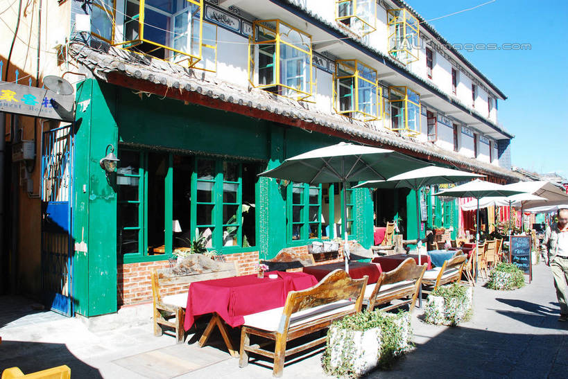 无人,家,酒吧,横图,室外,白天,正面,旅游,度假,美景,餐桌,桌子,城市风光,城市,道路,建筑,路,公路,椅子,大理,中国,亚洲,阴影,光线,布料,影子,房屋,屋子,景观,公寓,交通,布纹,娱乐,建设,洋房,楼房,云南,住宅,桌布,蓝色,蓝天,天空,阳光,餐巾,台布,天,享受,休闲,景色,放松,晴朗,餐台,东亚,云南省,万里无云,中华人民共和国,西南地区,滇,大理州,大理白族自治州,晴空,晴空万里,马路,餐桌布,彩图,房子,酒吧间,酒馆,shqxy1