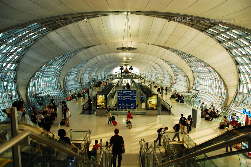 东方人,机场,走,横图,俯视,室外,白天,度假,美景,城市风光,城市,电梯,飞机场,泰国,亚洲,行人,游客,游人,服装,电动扶梯,景观,自动扶梯,运输工具,许多人,注视,休闲装,黄种人,娱乐,路人,旅客,衣服,观察,看,一群人,享受,休闲,休闲服,景色,放松,服饰,东南亚,观看,察看,关注,泰王国,过客,男人,男性,年轻男性,年轻女性,女人,女性,亚洲人,航空站,空港,步行,散步,走路,半身,彩图,高角度拍摄,北榄坡府,素万那普国际机场,扶手电梯,升降设备,运输带,自动行人电梯,电扶梯,shqxy1