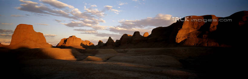无人,横图,全景,室外,白天,正面,旅游,度假,石头,美景,日落,山,山脉,峡谷,阴影,光线,纹路,石子,纹理,影子,景观,山峰,晚霞,霞光,云,云朵,落日,山谷,山峦,云彩,娱乐,白云,阳光,自然,黄昏,群山,享受,休闲,景色,彩霞,放松,连绵,绵延,岩层,自然风光,山岭,肌理,联贯,夕照,薄暮,石块,岩石,夕阳,彩图,傍晚,斜阳,shrj1
