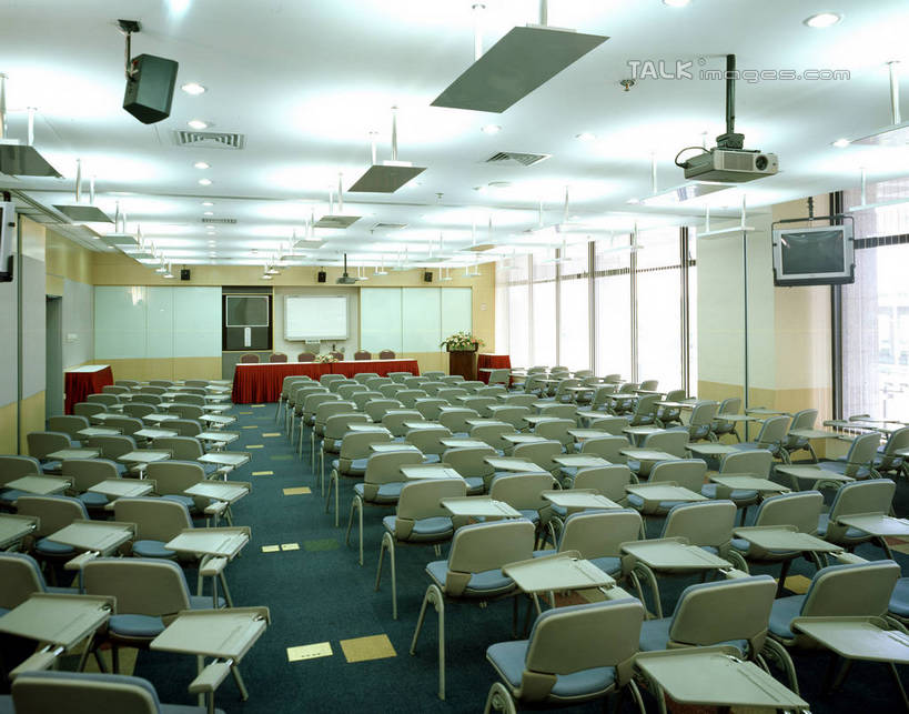 无人,办公室,会议室,横图,室内,白天,正面,显示器,仪器,窗户,家具,落地窗,桌子,电视,椅子,照明,盛开,屏幕,办公桌,投影仪,灯光,花蕾,设备,显示屏,顶灯,玻璃窗,灯,花,花瓣,花朵,鲜花,会议椅,讲台,灯具,花苞,花蕊,办公椅,照亮,照明设备,彩电,演说台,投影机,输出设备,演讲台,办公家具,商务椅,培训椅,彩色电视机,显像管屏,显像管屏幕,电视机,彩图,shrj1