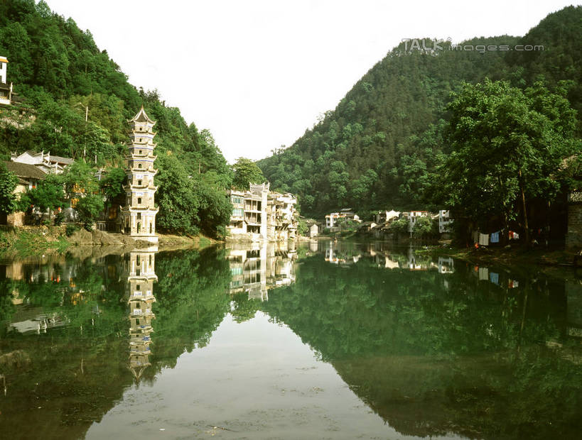 无人,横图,室外,白天,正面,旅游,度假,湖,湖泊,山,山脉,水,标志建筑,地标,建筑,湖面,山峰,水流,水面,塔,山峦,娱乐,建设,宝塔,佛塔,蓝色,倒影,蓝天,天空,湖水,群山,天,享受,休闲,旅游胜地,放松,晴朗,倒映,万里无云,浮图,浮屠,反照,晴空,晴空万里,彩图,塔婆,浮图塔,浮头,佛图,shrj1