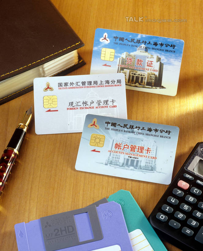 无人,办公室,竖图,俯视,室内,特写,白天,计算器,信用卡,数据,家具,桌子,静物,阴影,反射,计算,科学,信息,英文,笔,标志,文字,影子,字符,字母,办公桌,办公用品,钢笔,记事本,存储介质,标识,文具,本子,笔记本,学习用品,汉字,卡,便捷,储蓄卡,理财,财务,英文字母,软盘,文具用品,存储,便利,数学,中文,办公家具,国文,华文,银行卡,彩图,高角度拍摄,微软盘,3.5英寸软盘,shrj1