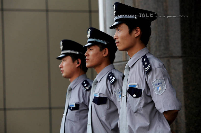东方人,三个人,同事,警察,警卫,站,横图,室外,白天,侧面,工作服,制服