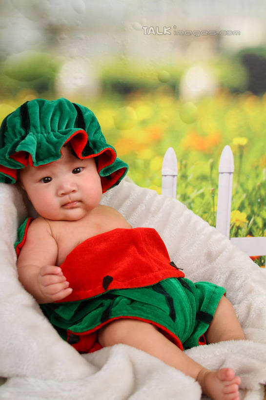 东方人,婴儿,儿童,一个人,坐,竖图,室内,白天,背景,侧面,纯洁,沙发,西瓜,帽子,纺织品,亚洲,仅一个人,服装,朦胧,模糊,装饰,毛毯,毯子,扭头,注视,黄种人,纺织,小孩,衣服,垫子,观察,看,转头,温暖,可爱,摄影,服饰,活泼,影棚,观看,华丽,修饰,点缀,察看,衣着,穿着,关注,宝宝,表演服,演出服,布艺沙发,纯真,烂漫,无邪,衬托,美观,雅致,雅观,衣饰,道具服,伶俐,天真,亚洲人,孩子,寒瓜,坐着,半身,布景,彩图,影棚拍摄,拍摄,shsc1