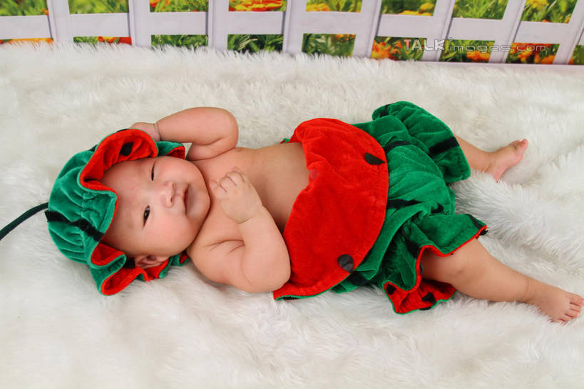 东方人,婴儿,儿童,一个人,躺,横图,俯视,室内,白天,背景,纯洁,地毯,西瓜,帽子,亚洲,仅一个人,服装,装饰,编织,手工艺品,织物,注视,黄种人,小孩,衣服,工艺品,观察,看,可爱,摄影,服饰,活泼,影棚,观看,华丽,修饰,点缀,察看,衣着,穿着,关注,宝宝,表演服,演出服,纯真,烂漫,无邪,衬托,美观,雅致,雅观,衣饰,道具服,卧着,伶俐,天真,亚洲人,孩子,寒瓜,躺着,卧,布景,彩图,高角度拍摄,全身,影棚拍摄,拍摄,shsc1