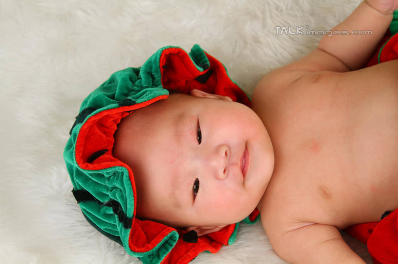 东方人,婴儿,儿童,脸,头,脸颊,一个人,躺,横图,俯视,室内,特写,白天,背景,纯洁,地毯,西瓜,帽子,亚洲,仅一个人,服装,装饰,编织,手工艺品,织物,注视,黄种人,裸露,小孩,衣服,工艺品,观察,看,可爱,摄影,服饰,活泼,影棚,观看,华丽,修饰,点缀,察看,衣着,穿着,关注,宝宝,裸,表演服,演出服,纯真,烂漫,无邪,衬托,美观,雅致,雅观,衣饰,道具服,卧着,伶俐,天真,亚洲人,孩子,头部,脸部,脸蛋,面部,寒瓜,躺着,卧,半身,布景,彩图,高角度拍摄,影棚拍摄,拍摄,shsc1