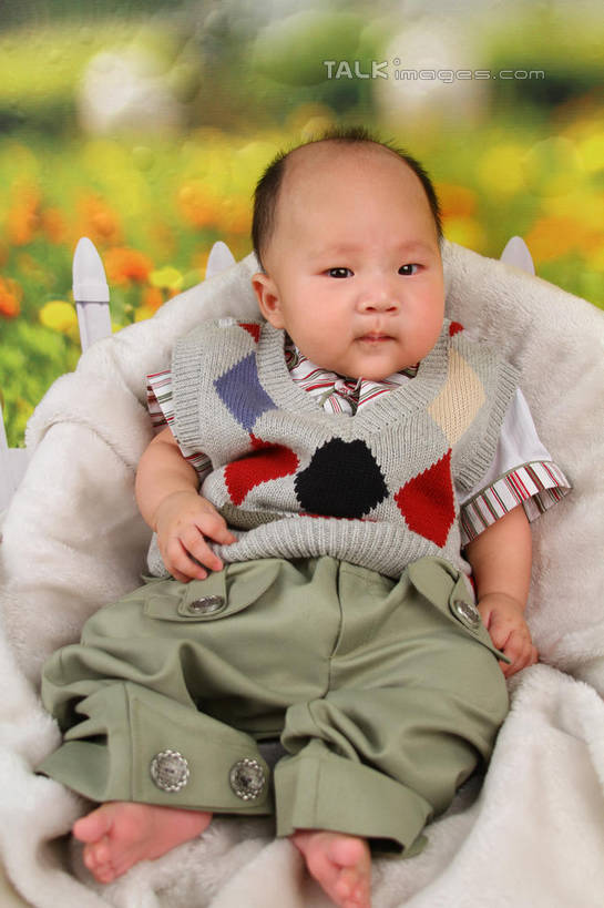 东方人,婴儿,儿童,一个人,坐,竖图,室内,白天,背景,正面,婴儿服装,纯洁,沙发,纺织品,亚洲,仅一个人,服装,朦胧,模糊,装饰,毛毯,毯子,注视,黄种人,纺织,小孩,衣服,垫子,观察,看,温暖,可爱,摄影,服饰,活泼,影棚,观看,华丽,修饰,点缀,察看,衣着,穿着,关注,宝宝,布艺沙发,纯真,烂漫,无邪,衬托,美观,雅致,雅观,衣饰,伶俐,天真,亚洲人,孩子,坐着,布景,彩图,全身,影棚拍摄,婴儿服,拍摄,shsc1