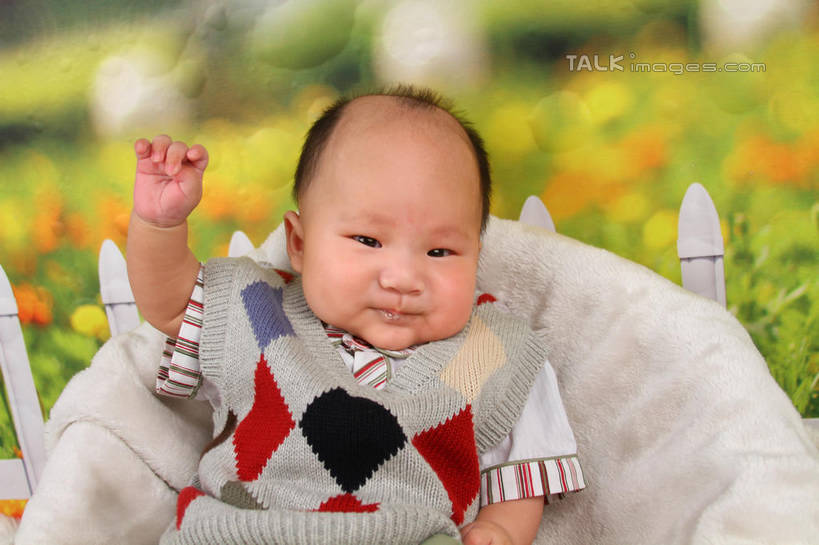 东方人,婴儿,儿童,一个人,坐,举,横图,室内,白天,背景,正面,婴儿服装,纯洁,沙发,纺织品,亚洲,仅一个人,服装,朦胧,模糊,装饰,毛毯,毯子,注视,黄种人,纺织,小孩,衣服,垫子,观察,看,托,温暖,可爱,摄影,服饰,活泼,影棚,观看,华丽,修饰,点缀,察看,衣着,穿着,关注,宝宝,布艺沙发,纯真,烂漫,无邪,衬托,美观,雅致,雅观,衣饰,伶俐,天真,亚洲人,孩子,举起,举手,举着,向上举,向上伸,向上托,坐着,半身,布景,彩图,影棚拍摄,婴儿服,拍摄,shsc1