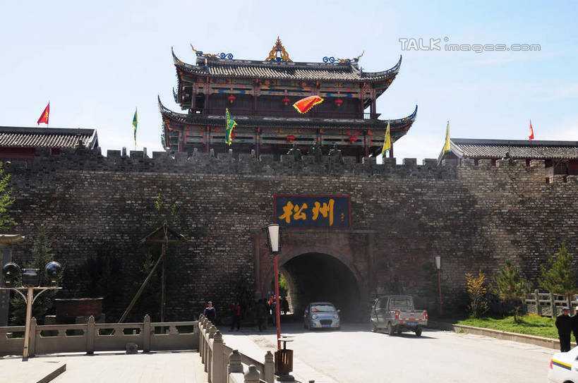 东方人,背部,栏杆,走,横图,室外,白天,正面,旅游,度假,名胜古迹,树林,植物,门,标志建筑,地标,建筑,路灯,指示牌,汽车,旗帜,照明,中国,亚洲,许多,游客,游人,阴影,遗迹,飘扬,光线,标志,文字,影子,墙,云,云朵,古城,围栏,灯光,地面,许多人,云彩,黄种人,古迹,文物,娱乐,标识,建设,城墙,古建筑,护栏,旅客,墙壁,墙面,车,灯,树,树木,蓝色,绿色,白云,蓝天,天空,阳光,自然,门框,交通工具,轿车,天,行驶,一群人,享受,休闲,汉字,旅游胜地,放松,四川省,生长,成长,照亮,照明设备,中文,古文明,东亚,四川,阿坝,中华人民共和国,西南地区,阿坝藏族羌族自治州,阿坝州,川,松潘古城,松潘县,男人,男性,年轻男性,年轻女性,女人,女性,亚洲人,步行,散步,走路,彩图,全身,shsgf1