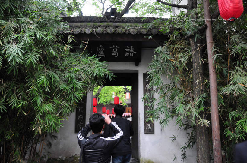 东方人,两个人,站,横图,室外,白天,旅游,度假,名胜古迹,植物,标志建筑,地标,建筑,中国,亚洲,游客,游人,遗迹,墙,建筑群,黄种人,古迹,文物,娱乐,建设,古建筑,旅客,墙壁,墙面,树,树木,背面,绿色,天空,自然,天,站着,享受,休闲,旅游胜地,放松,四川省,生长,成长,古文明,东亚,四川,成都,成都市,中华人民共和国,省会,西南地区,川,锦里,男人,男性,年轻男性,年轻女性,女人,女性,亚洲人,站立,半身,彩图,shsgf1