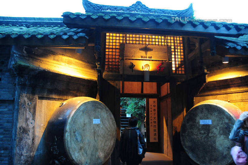 东方人,一个人,站,横图,室外,白天,旅游,度假,名胜古迹,门,标志建筑,道路,地标,建筑,街道,路,指示牌,公路,照明,中国,亚洲,仅一个男性,仅一个人,对称,遗迹,标志,瓦片,文字,房屋,墙,屋檐,屋子,建筑群,灯光,鼓,交通,注视,黄种人,古迹,文化,文物,娱乐,标识,建设,传统,古建筑,招牌,檐,民居,墙壁,墙面,灯,仅一个年轻男性,两个,背面,天空,灯具,门框,天,看,站着,享受,休闲,汉字,旅游胜地,放松,四川省,照亮,照明设备,关注,中文,古朴,古文明,东亚,四川,成都,成都市,中华人民共和国,省会,西南地区,民族文化,川,宽窄巷子,男人,男性,年轻男性,亚洲人,马路,抬头,仰头,站立,彩图,全身,房子,shsgf1