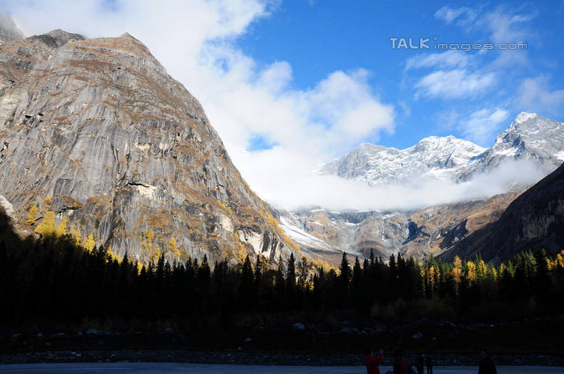 无人,横图,室外,白天,正面,旅游,度假,草地,草坪,美景,山,树林,雪,雪山,植物,雾,大雪,中国,亚洲,阴影,朦胧,模糊,光线,影子,积雪,景观,山峰,雪景,云,云朵,冬天,山峦,云彩,娱乐,草,树,树木,蓝色,绿色,白云,蓝天,天空,阳光,自然,天,享受,休闲,景色,放松,四川省,生长,成长,迷雾,自然风光,东亚,四川,阿坝,中华人民共和国,西南地区,阿坝藏族羌族自治州,阿坝州,川,双桥沟,四姑娘山,彩图,shsgf1