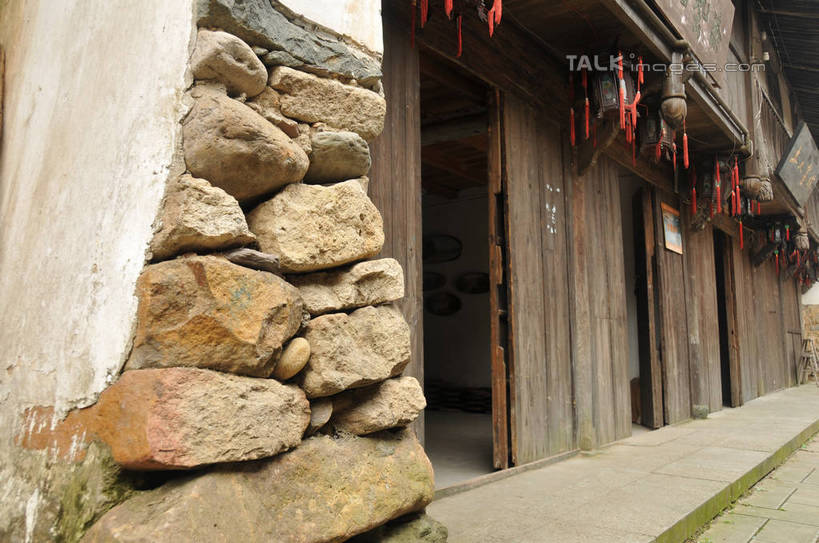 无人,商店,横图,室外,白天,仰视,度假,石头,美景,门,城市风光,城市,道路,路,石子,墙,景观,小路,交通,娱乐,商铺,墙壁,墙面,门框,享受,休闲,景色,放松,市肆,商号,古韵画乡,石块,岩石,彩图,低角度拍摄,店铺,shsgf1