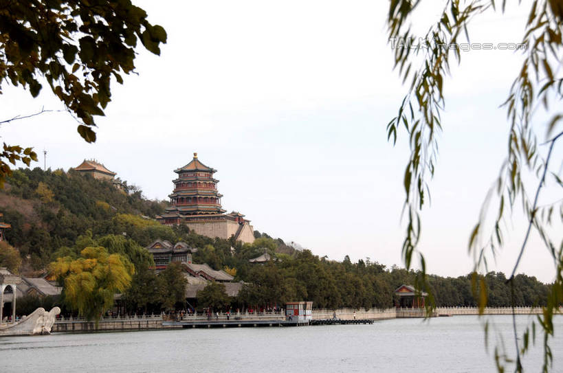 无人,颐和园,宫殿,横图,室外,白天,正面,旅游,度假,湖,湖泊,名胜古迹,山,山脉,树林,水,植物,标志建筑,地标,建筑,船,柳树,北京,中国,亚洲,停靠,波纹,遗迹,湖面,山峰,水流,水面,云,云朵,塔,涟漪,山峦,首都,云彩,古迹,文物,娱乐,建设,古建筑,宝塔,垂柳,佛塔,树,树木,蓝色,绿色,白云,蓝天,水纹,天空,自然,交通工具,波浪,湖水,群山,天,享受,休闲,旅游胜地,放松,生长,晴朗,成长,权利,停泊,载具,龙船,古文明,东亚,海淀区,万寿山,昆明湖,中华人民共和国,北京市,京,北平,华北地区,水晕,皇家园林,倒挂柳,浮图,浮屠,清漪园,晴空,垂枝柳,彩图,塔婆,浮图塔,浮头,佛图,shsgf1
