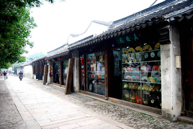 无人,家,商店,横图,室外,白天,正面,旅游,度假,美景,植物,窗户,落地窗,城市风光,城市,橱窗,道路,建筑,路,中国,亚洲,房屋,墙,屋子,景观,公寓,小路,交通,娱乐,建设,商铺,江苏,苏州,洋房,楼房,玻璃窗,墙壁,墙面,住宅,树,树木,绿色,天空,自然,天,享受,休闲,景色,放松,生长,成长,东亚,玻璃橱窗,江苏省,平江路,苏州市,中华人民共和国,华东地区,苏,市肆,商号,彩图,房子,店铺,平江,平江区,shsgf1