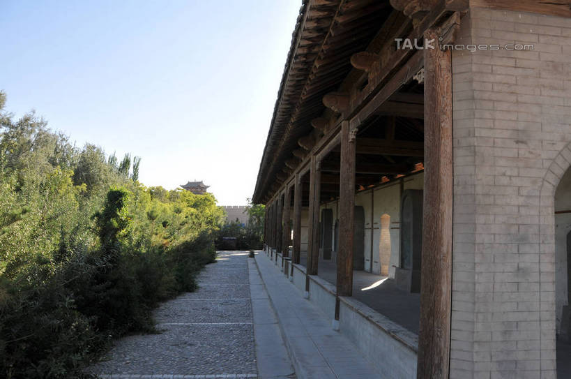 无人,横图,室外,白天,正面,旅游,度假,名胜古迹,植物,标志建筑,地标,建筑,中国,亚洲,一排,许多,阴影,遗迹,整齐,光线,影子,柱子,拱门,古迹,文物,娱乐,建设,古建筑,树,树木,排列,蓝色,绿色,蓝天,天空,阳光,自然,天,享受,休闲,旅游胜地,放松,生长,晴朗,成长,队列,古文明,东亚,甘肃,甘肃省,嘉峪关,万里无云,中华人民共和国,西北地区,甘,嘉峪关市,晴空,晴空万里,彩图,shsgf1