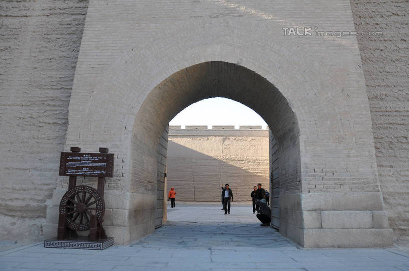 东方人,站,蹲,横图,室外,白天,仰视,旅游,度假,石头,名胜古迹,标志建筑,地标,建筑,指示牌,中国,亚洲,五个人,行人,游客,游人,阴影,服装,朦胧,模糊,遗迹,光线,标志,石子,文字,影子,字符,墙,拱门,许多人,注视,休闲装,黄种人,古迹,文物,娱乐,标识,建设,城墙,古建筑,路人,旅客,墙壁,墙面,衣服,阳光,观察,看,站着,一群人,享受,休闲,休闲服,汉字,旅游胜地,放松,说明,介绍,服饰,观看,察看,关注,中文,古文明,东亚,甘肃,甘肃省,嘉峪关,中华人民共和国,国文,华文,西北地区,甘,嘉峪关市,过客,男人,男性,女人,女性,中年男性,中年女性,亚洲人,向导,石块,岩石,蹲着,站立,彩图,低角度拍摄,全身,shsgf1