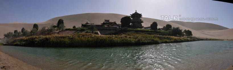 无人,横图,室外,白天,正面,旅游,度假,草地,草坪,美景,沙漠,植物,敦煌,中国,亚洲,阴影,光线,沙子,影子,楼,池塘,地平线,景观,水池,辽阔,地面,沙丘,娱乐,草,树,树木,蓝色,绿色,蓝天,天空,阳光,自然,天,享受,休闲,广阔,景色,放松,生长,晴朗,成长,一望无际,自然风光,延伸,东亚,甘肃,甘肃省,万里无云,中华人民共和国,天地相交,西北地区,甘,酒泉,酒泉市,无边无际,一马平川,敦煌鸣沙山,大漠,砂漠,晴空,晴空万里,彩图,shsgf1
