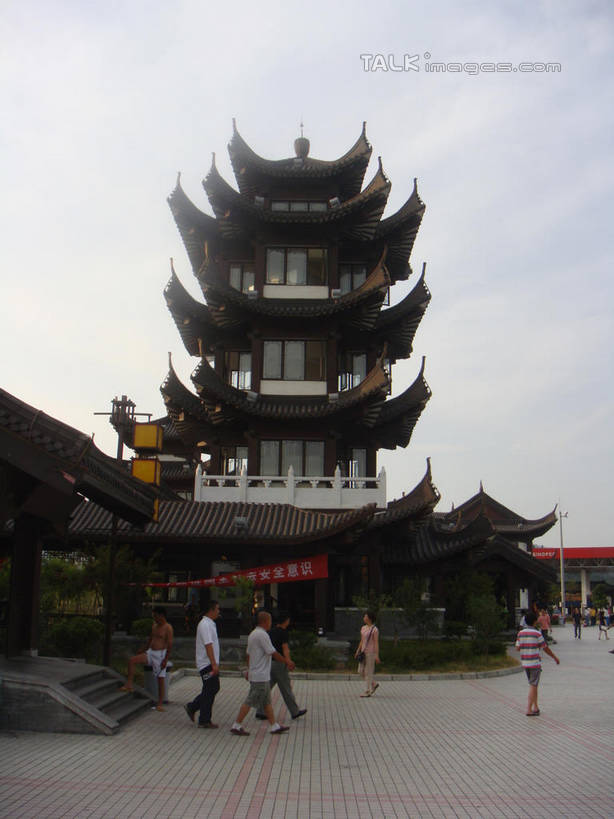 东方人,站,走,竖图,室外,白天,仰视,旅游,度假,名胜古迹,标志建筑,地标,建筑,仙居,中国,亚洲,行人,游客,游人,阴影,服装,遗迹,光线,影子,塔,许多人,注视,休闲装,黄种人,古迹,文物,娱乐,建设,古建筑,浙江,宝塔,路人,旅客,佛塔,浙江省,衣服,蓝色,蓝天,天空,阳光,天,观察,看,站着,一群人,享受,休闲,休闲服,旅游胜地,放松,服饰,临海,晴朗,观看,察看,关注,古文明,东亚,万里无云,中华人民共和国,华东地区,浙,台州,台州市,浮图,浮屠,过客,男人,男性,年轻男性,年轻女性,女人,女性,亚洲人,晴空,晴空万里,步行,散步,站立,走路,彩图,低角度拍摄,全身,塔婆,浮图塔,浮头,佛图,临海市,仙居县,shslj1