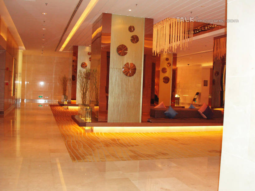 无人,横图,室内,白天,正面,酒店,照明,阴影,装饰,光线,瓷砖,地砖,影子,柱子,墙,灯光,地面,顶灯,墙壁,墙面,灯,灯具,华丽,修饰,照亮,点缀,照明设备,衬托,美观,雅致,雅观,彩图,旅店,shslj1