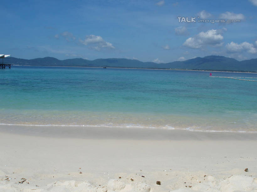 无人,横图,室外,白天,正面,旅游,度假,海浪,海洋,美景,沙滩,山,山脉,三亚,中国,亚洲,阴影,光线,沙子,影子,海岸,景观,浪花,山峰,云,云朵,沙地,山峦,云彩,娱乐,海南,蓝色,白云,蓝天,天空,阳光,自然,海水,群山,天,享受,休闲,景色,放松,海南省,晴朗,自然风光,海景,东亚,三亚市,中华人民共和国,华南地区,琼,大海,风浪,海,海水的波动,海滩,近岸浪,涌浪,晴空,彩图,shslj1