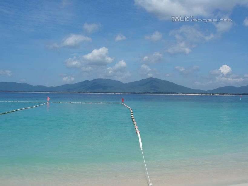 无人,横图,室外,白天,正面,旅游,度假,海浪,海洋,美景,沙滩,山,山脉,三亚,中国,亚洲,阴影,光线,沙子,影子,海岸,景观,浪花,山峰,云,云朵,沙地,山峦,云彩,娱乐,海南,蓝色,白云,蓝天,天空,阳光,自然,海水,群山,天,享受,休闲,景色,放松,海南省,晴朗,自然风光,海景,东亚,三亚市,中华人民共和国,华南地区,琼,大海,风浪,海,海水的波动,海滩,近岸浪,涌浪,晴空,彩图,shslj1