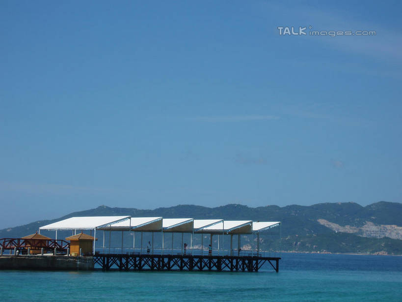 无人,横图,室外,白天,正面,旅游,度假,海浪,海洋,美景,山,山脉,三亚,中国,亚洲,阴影,光线,木板,影子,景观,浪花,山峰,云,云朵,桥,木桥,山峦,云彩,娱乐,栈桥,海南,蓝色,白云,蓝天,天空,阳光,自然,海水,群山,天,享受,休闲,景色,放松,海南省,晴朗,人行桥,木板桥,自然风光,海景,东亚,三亚市,中华人民共和国,华南地区,琼,大海,风浪,海,海水的波动,近岸浪,涌浪,晴空,彩图,shslj1