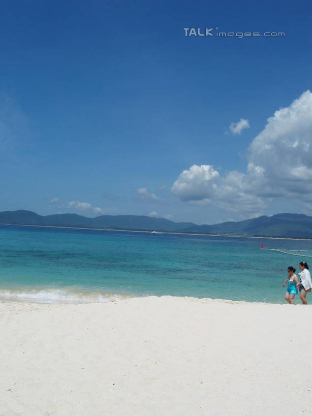东方人,两个人,走,竖图,室外,白天,正面,旅游,度假,海浪,海洋,美景,沙滩,山,山脉,三亚,中国,亚洲,行人,游客,游人,阴影,服装,光线,沙子,影子,海岸,景观,浪花,山峰,云,云朵,沙地,山峦,云彩,休闲装,黄种人,娱乐,路人,旅客,海南,衣服,蓝色,白云,蓝天,天空,阳光,自然,海水,群山,天,享受,休闲,休闲服,景色,放松,服饰,海南省,晴朗,自然风光,海景,东亚,三亚市,中华人民共和国,华南地区,琼,过客,年轻女性,女人,女性,亚洲人,大海,风浪,海,海水的波动,海滩,近岸浪,涌浪,晴空,步行,散步,走路,半身,彩图,shslj1