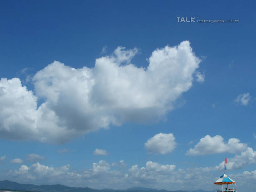 无人,横图,室外,白天,仰视,旅游,度假,美景,山,山脉,三亚,中国,亚洲,阴影,光线,伞,影子,雨伞,遮阳伞,景观,山峰,云,云朵,山峦,云彩,娱乐,阳伞,海南,蓝色,白云,蓝天,天空,阳光,自然,群山,天,享受,休闲,景色,放松,海南省,晴朗,太阳伞,自然风光,东亚,三亚市,中华人民共和国,华南地区,琼,晴空,彩图,低角度拍摄,shslj1