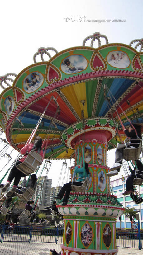 东方人,游乐园,坐,竖图,室外,白天,仰视,度假,游戏,美景,植物,城市风光,城市,游乐场,上海,中国,亚洲,行人,游客,游人,服装,景观,许多人,玩,休闲装,黄种人,娱乐,路人,旅客,树,树木,衣服,绿色,天空,自然,天,一群人,享受,休闲,休闲服,景色,放松,服饰,游乐设施,锦江乐园,旋转飞椅,生长,成长,活动,申,发泄,消遣,智力,东亚,闵行区,上海市,中华人民共和国,沪,华东地区,宣泄,乐园,主题公园,游艺设施,过客,飓风飞椅,旋转秋千,男人,男性,年轻男性,年轻女性,女人,女性,亚洲人,玩耍,嬉戏,坐着,半身,彩图,低角度拍摄,人造公园,主题乐园,shslj1