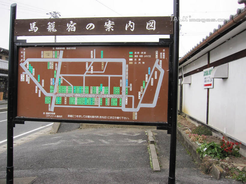 无人,家,木屋,横图,室外,白天,正面,旅游,度假,道路,地图,日本,亚洲,信息,日文,标志,文字,字符,墙,交通,方向,娱乐,标识,墙壁,墙面,住宅,享受,休闲,放松,引导,指引,马笼宿,东亚,本州,本州岛,日本国,中部地方,岐阜,岐阜县,日语,县厅,彩图,茅舍,茅屋,棚屋,小木屋,小屋,岐阜市,马笼,导航,shslj1