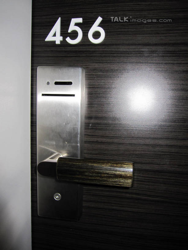 无人,竖图,室内,白天,正面,门,酒店,阴影,光线,标志,数字,文字,影子,字符,墙,灯光,标识,墙壁,墙面,把手,门把手,门框,阿拉伯数字,门把,拉手,彩图,旅店,shslj1