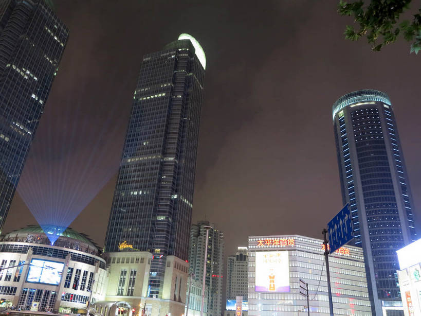 无人,家,高楼大厦,商店,横图,彩色,室外,夜晚,仰视,购物,度假,消费,美景,城市风光,标志建筑,超市,城市,大厦,地标,建筑,摩天大楼,霓虹灯,商场,夜景,上海,中国,亚洲,阴影,梦幻,发光,光束,光线,影子,房屋,屋子,景观,公寓,建筑群,灯光,七彩,光亮,娱乐,光源,建设,洋房,楼房,霓虹,住宅,灯,享受,休闲,景色,放松,金融,百货,港汇广场,徐家汇,申,未来,照明设备,发亮,选购,贸易,百货公司,东亚,憧憬,徐汇区,上海市,中华人民共和国,沪,华东地区,虹桥路,氖灯,血拼,彩图,低角度拍摄,房子,大楼,高层建筑,高楼,购物商场,购物中心,摩天楼,商业中心,港汇恒隆广场,shslj1