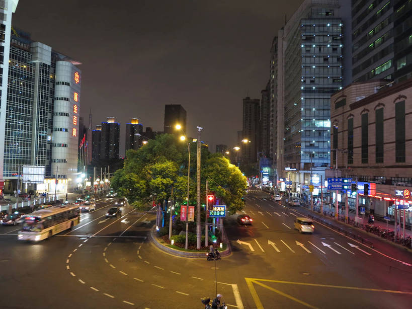 无人,家,高楼大厦,商店,横图,俯视,航拍,彩色,室外,夜晚,购物,度假,安全,消费,美景,植物,城市风光,标志建筑,超市,城市,大厦,道路,地标,建筑,路,路灯,摩天大楼,霓虹灯,人行横道,商场,夜景,公路,汽车,上海,中国,亚洲,阴影,光线,影子,房屋,屋子,景观,公寓,红绿灯,建筑群,人行道,灯光,分界线,七彩,停车线,信号灯,交通,娱乐,光源,建设,洋房,楼房,霓虹,住宅,车,灯,树,树木,绿色,自然,交通工具,轿车,驾驶,行驶,享受,休闲,景色,放松,警示,金融,百货,生长,成长,车行道,车行道分界线,操纵,申,控制,照明设备,鸟瞰,提示,载具,标线,人行横道线,驾车,流通,选购,贸易,百货公司,东亚,操控,车行线,汇金百货,徐汇区,上海市,交通信号灯,行人信号灯,中华人民共和国,沪,华东地区,氖灯,血拼,把持,斑马线,马路,彩图,高角度拍摄,房子,大楼,高层建筑,高楼,购物商场,购物中心,摩天楼,商业中心,肇嘉浜路,shslj1