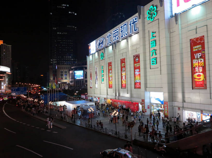 东方人,高楼大厦,商店,站,横图,俯视,航拍,彩色,室外,夜晚,购物,度假,消费,美景,植物,城市风光,标志建筑,超市,城市,大厦,道路,地标,建筑,路,路灯,摩天大楼,霓虹灯,人行横道,商场,夜景,公路,汽车,上海,中国,亚洲,阴影,服装,光线,影子,景观,建筑群,人行道,灯光,分界线,七彩,停车线,交通,许多人,休闲装,黄种人,娱乐,光源,建设,霓虹,车,灯,树,树木,衣服,绿色,自然,交通工具,轿车,驾驶,行驶,站着,一群人,享受,休闲,休闲服,景色,放松,金融,百货,服饰,徐家汇,生长,成长,车行道,车行道分界线,操纵,申,控制,照明设备,鸟瞰,载具,标线,人行横道线,驾车,选购,贸易,百货公司,东亚,操控,车行线,徐汇区,上海市,中华人民共和国,沪,华东地区,氖灯,血拼,把持,男人,男性,年轻男性,年轻女性,女人,女性,中年男性,中年女性,亚洲人,斑马线,马路,站立,半身,彩图,高角度拍摄,大楼,高层建筑,高楼,购物商场,购物中心,摩天楼,商业中心,shslj1,上海第六百货,上海六百