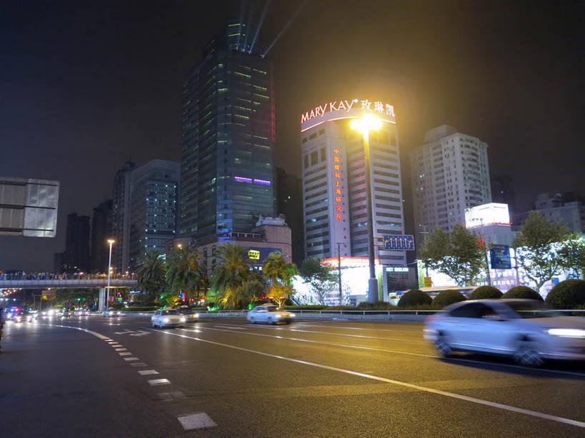 无人,家,高楼大厦,横图,彩色,室外,夜晚,仰视,度假,美景,植物,城市风光,标志建筑,城市,大厦,道路,地标,建筑,路,路灯,摩天大楼,霓虹灯,夜景,公路,汽车,上海,中国,亚洲,阴影,光线,影子,房屋,屋子,景观,公寓,建筑群,灯光,分界线,七彩,停车线,交通,娱乐,光源,建设,洋房,楼房,霓虹,住宅,车,灯,树,树木,绿色,自然,交通工具,轿车,驾驶,行驶,享受,休闲,景色,放松,徐家汇,生长,成长,车行道,车行道分界线,操纵,申,控制,照明设备,载具,标线,驾车,东亚,操控,车行线,徐汇区,上海市,中华人民共和国,沪,华东地区,氖灯,把持,马路,彩图,低角度拍摄,房子,大楼,高层建筑,高楼,摩天楼,肇嘉浜路,shslj1,飞雕大厦,飞雕国际大厦,煤科大厦,徐家汇国际大厦